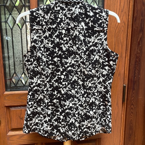 FREE with bundle of 1 purchase- New York company sleeveless buttondown blouse, S - Picture 6 of 10